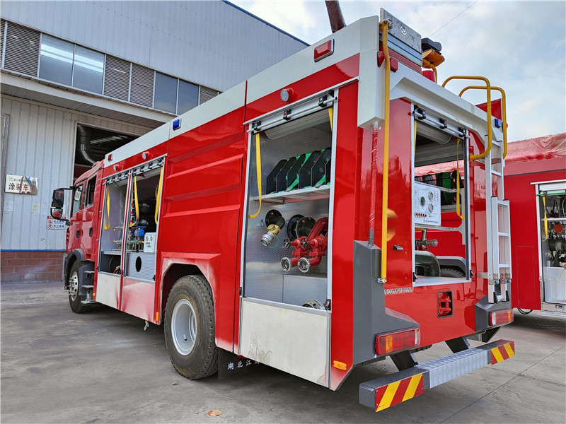 豪沃7噸干粉泡沫聯用消防車