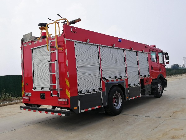 東風(fēng)7噸水罐消防車