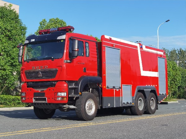 豪沃18噸四驅越野消防車