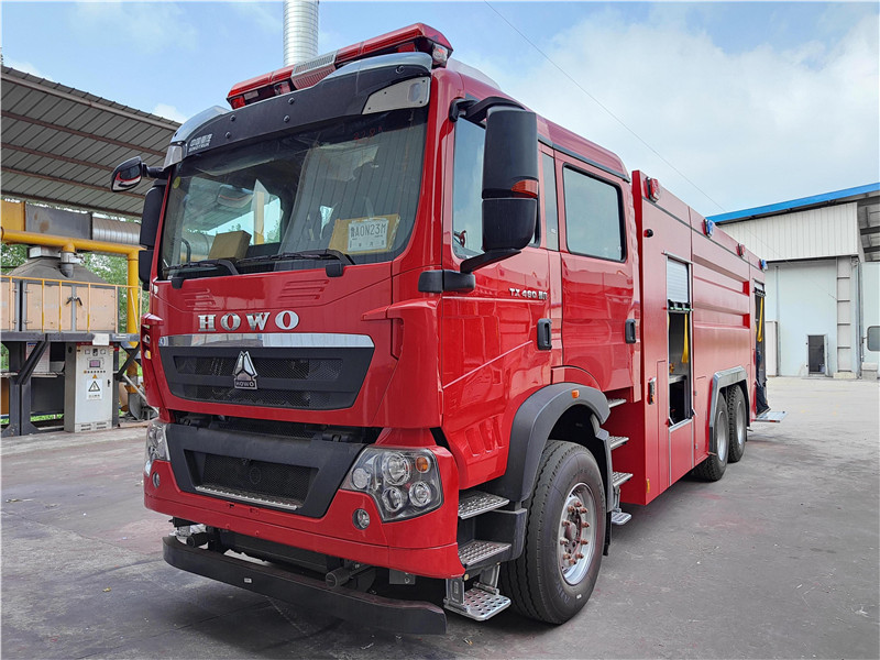 豪沃7噸干粉泡沫聯用消防車
