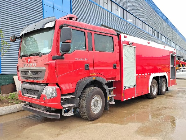 豪沃12噸水罐消防車
