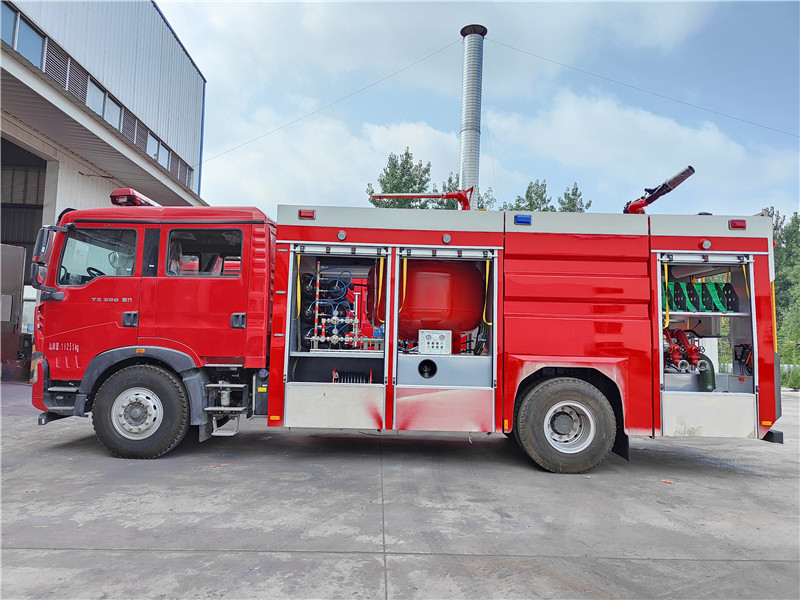 豪沃7噸干粉泡沫聯用消防車