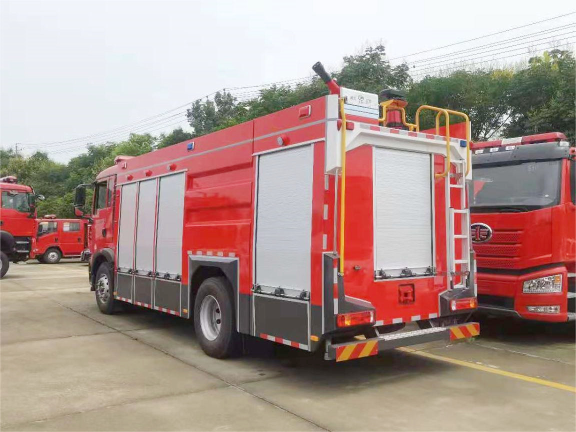 豪沃9噸水罐消防車