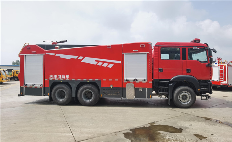 汕德卡13噸泡沫消防車