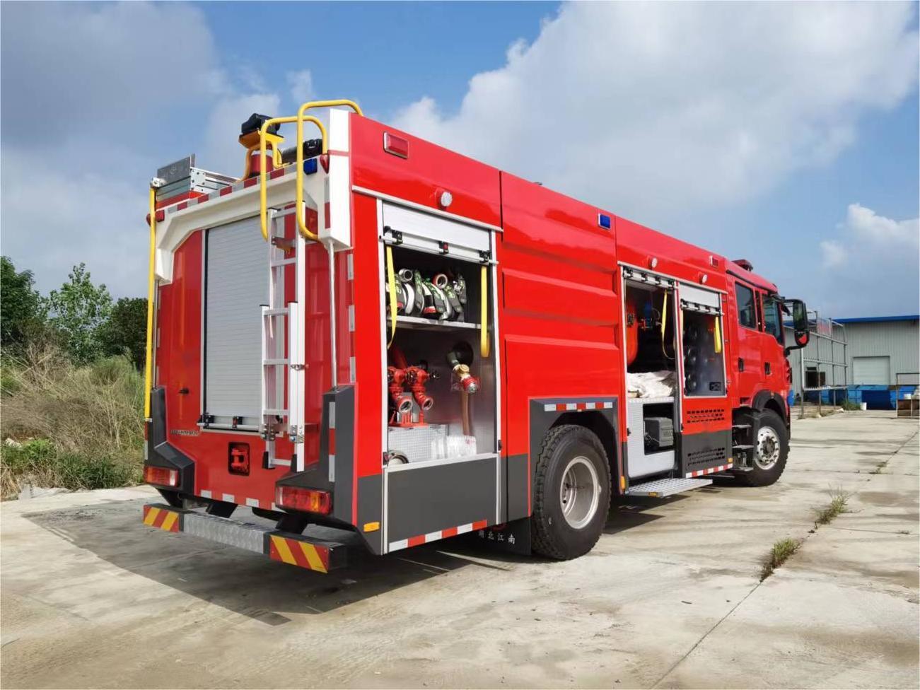 豪沃7噸干粉水聯用消防車