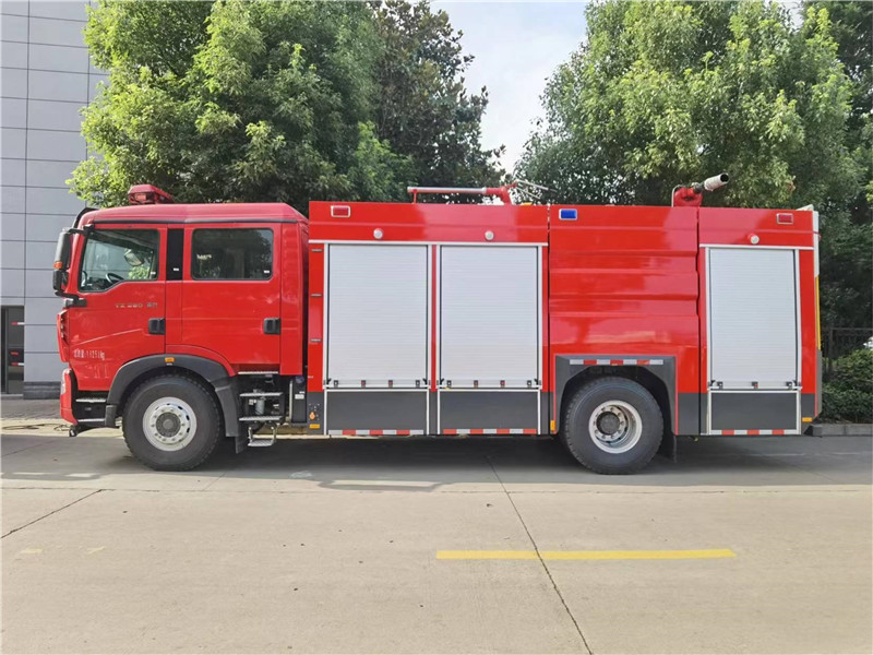 豪沃7噸干粉水聯用消防車