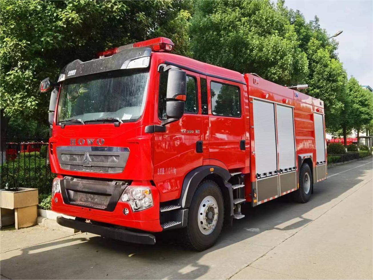 豪沃7噸干粉水聯用消防車