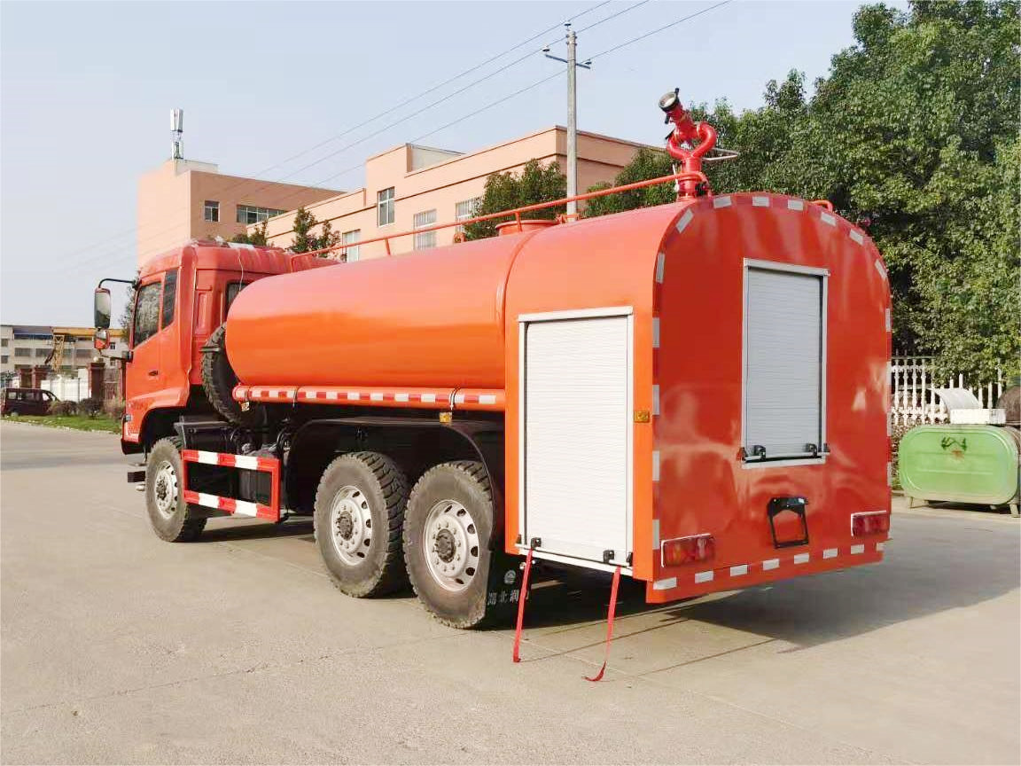 東風11噸六驅越野消防灑水車