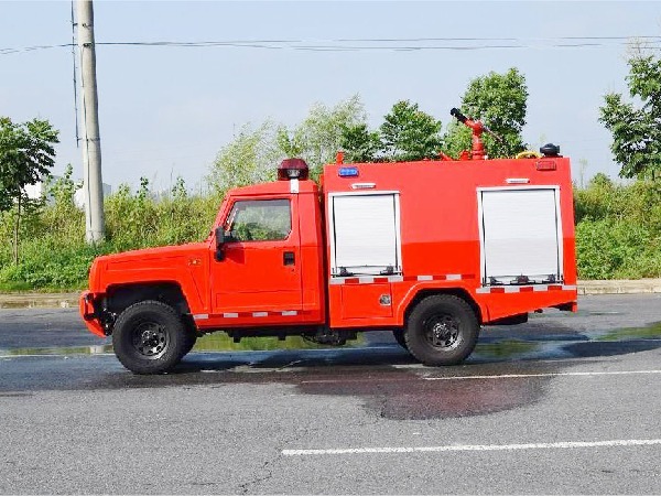 藍(lán)牌勇士四驅(qū)越野消防車(chē)