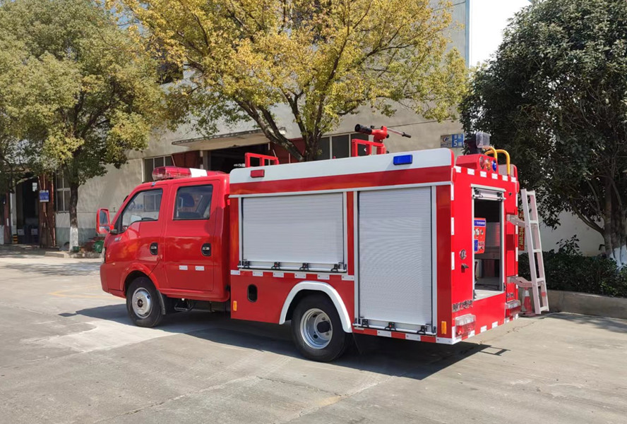 東風途逸雙排水罐消防車