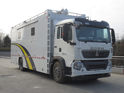 重汽豪沃餐車（18噸）