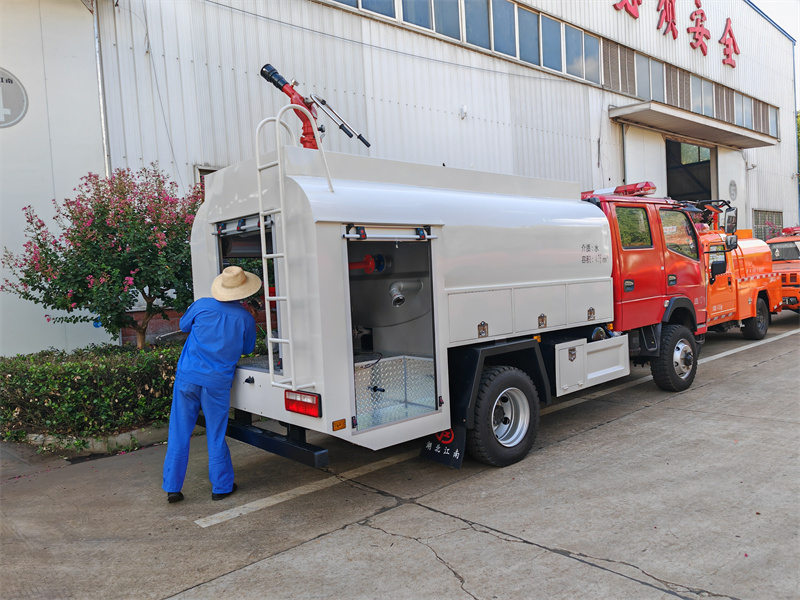 四驅(qū)5噸消防灑水車
