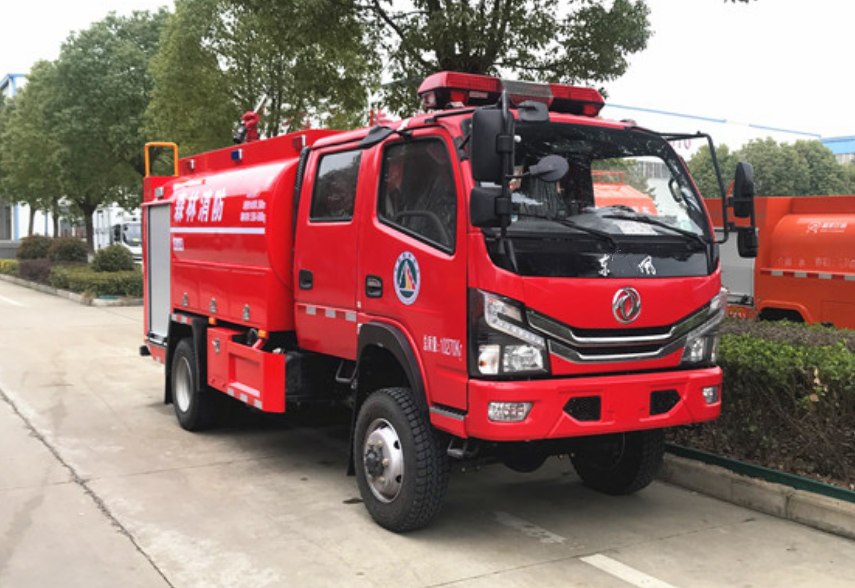 東風(fēng)4.5噸四驅(qū)消防灑水車