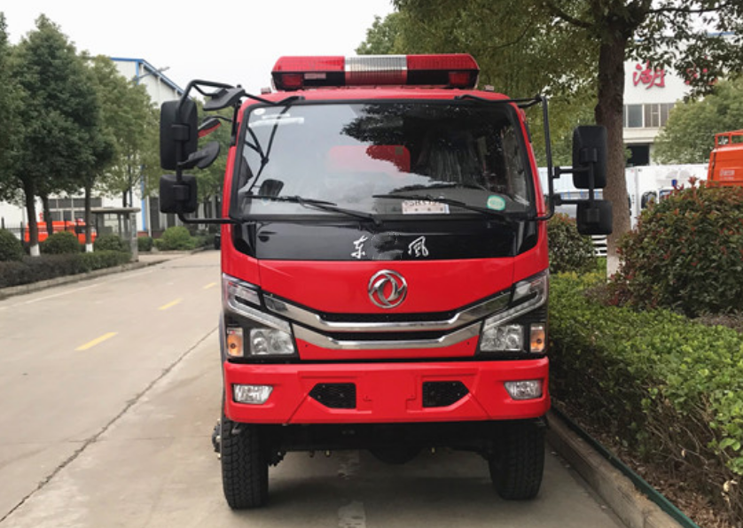 東風(fēng)4.5噸四驅(qū)消防灑水車