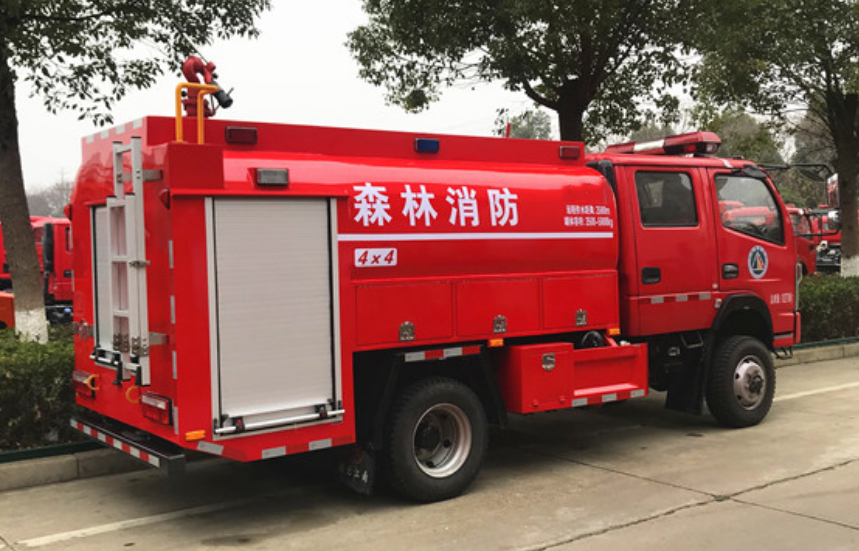東風(fēng)4.5噸四驅(qū)消防灑水車